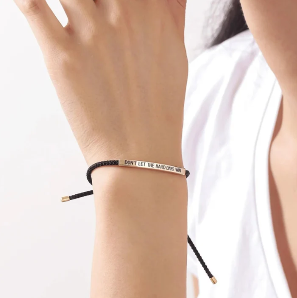 Don't Let The Hard Days Win – Armband med budskap